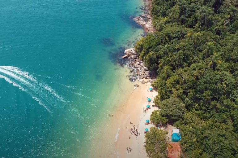 Praia e mar em Paraty