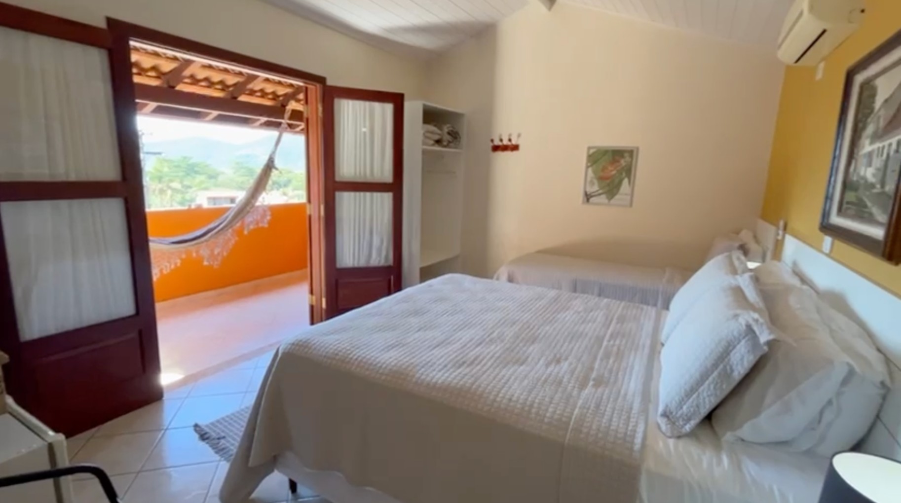 Apartamento claro com cama de casal